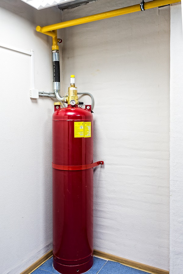 В помещении операторов связи установлена изолированная система газового пожаротушения. Система работает на газе NOVEC-1230. Баллон содержит 180 литров огнетушащего вещества.
