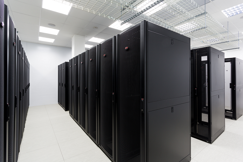 В дата-центре установлено оборудование только от ведущих поставщиков. Все серверное и сетевое оборудование размещается в стандартных 19” запираемых шкафах APC by Schneider Electric.
